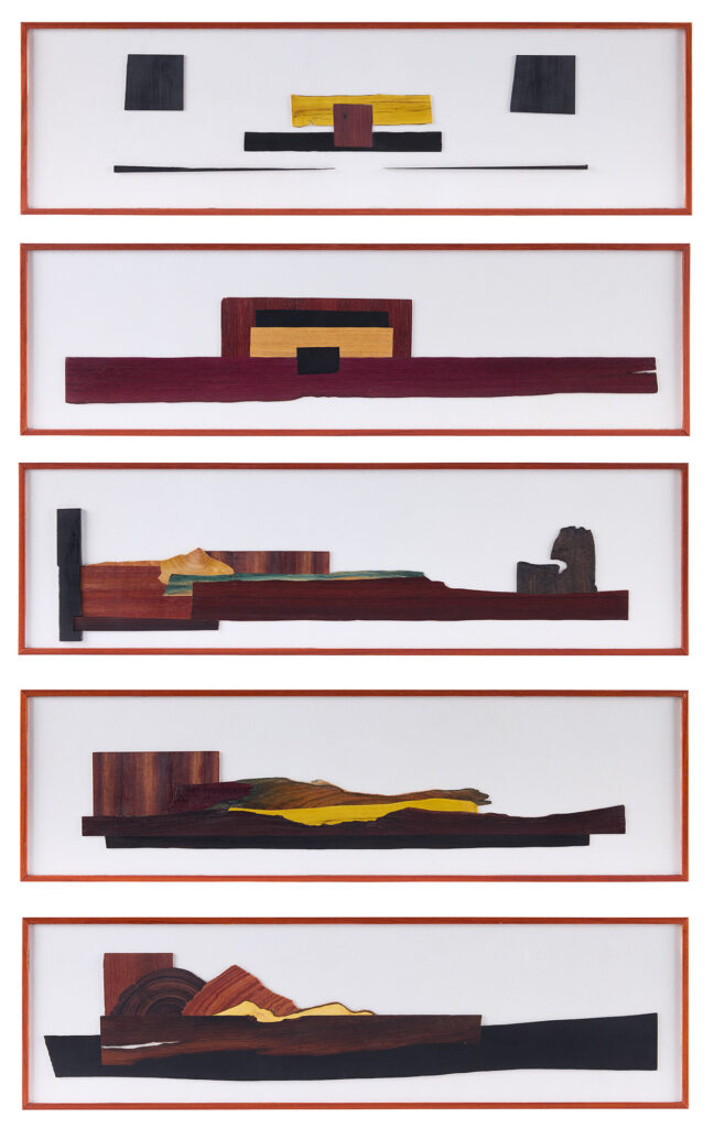 Série de 5 tableaux de formats identiques nommés Variations n°4 à 8, compositions de marqueterie de bois aux teintes naturelles sur fond parchemin, dans cadre en bois de padouk. Par Pierre-Henri Beyssac, artiste marqueteur